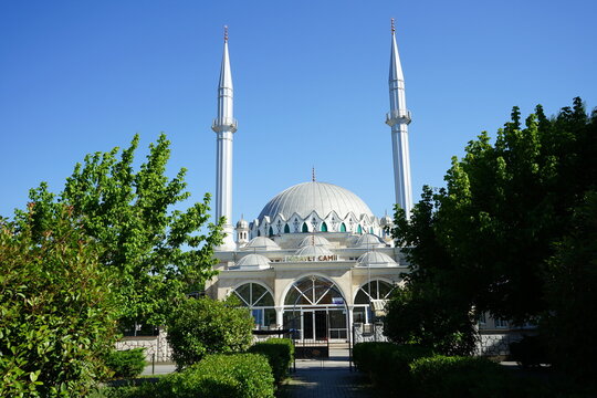 Die Hidayet Moschee mit Minarett im Sommer vor blauem Himmel im Sonnenschein in Adapazari in der Provinz Sakarya in der T&uuml;rkei