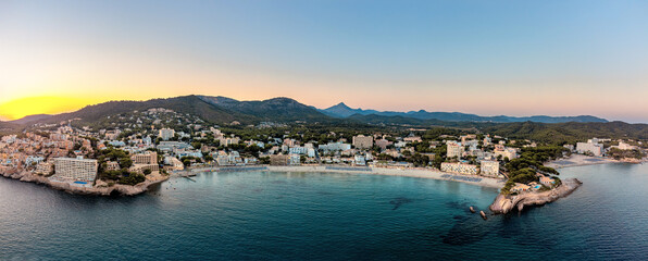 Aussicht auf den Strand von Paguera auf Mallorca, Sonnenuntergang über Cala Fornells, Panorama von...