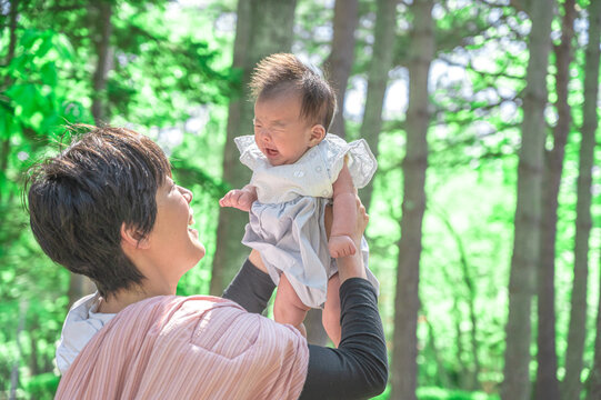爽やかな森と赤ちゃんとママ