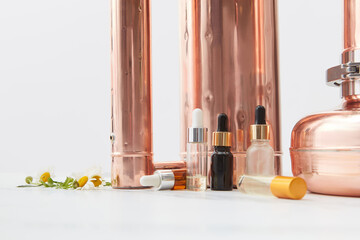 Alembic apparatus for distilling essential oil