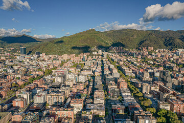 Autopista norte de Bogotá (Colombia ) a la altura de la av NQS, Usaquen y al fondo el centro...