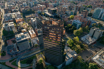 Autopista norte de Bogot&aacute; (Colombia ) a la altura de la av NQS, Usaquen y al fondo el centro internacional de la ciudad adornada por sus majestuosos cerros y edificaciones como torre sigma