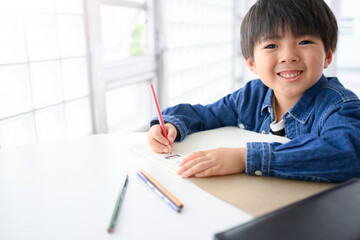 And for the main visual! A boy studying at a cram school, etc., lower grades, looking at the camera