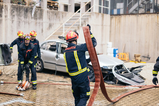 Firefighters working on an accident car intervention