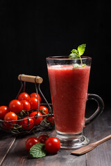 Jus tomato or tomato juice.