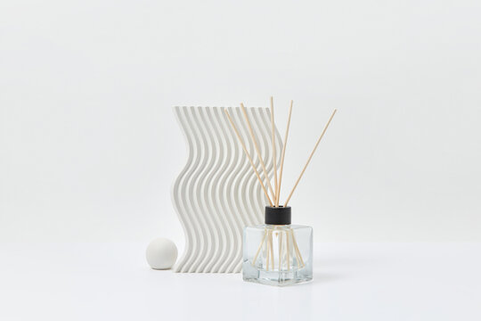 Glass aroma diffuser with white clay elements.