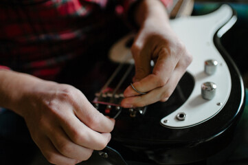 Change bass guitar string 