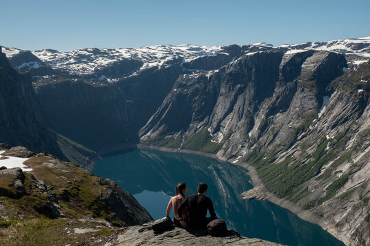 An couple Time to rest and enjoy the views of the lake.Trolltunga