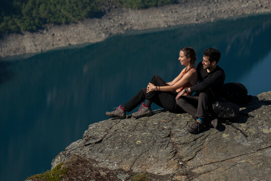 An couple Time to rest and enjoy the views of the lake.Trolltunga