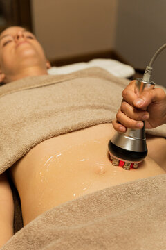 Woman receiving a laser cavitation massage 