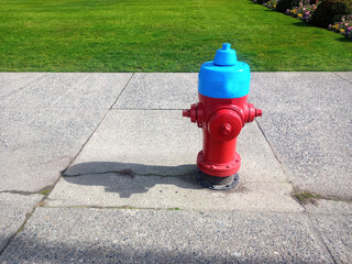 A red fire hydrant, faucet or fire hydrant, a water intake to provide a flow rate in the event of a fire. Water can be obtained from the urban supply network or from a reservoir, by means of a pump
