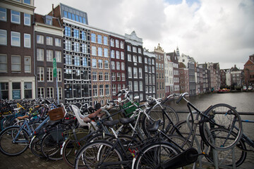 Fototapeta premium Bicicletas alrededor de los canales en Amsterdam.