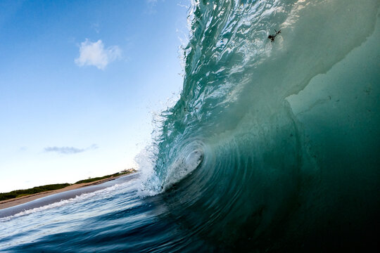 Glassy Barreled wave hits the beach 