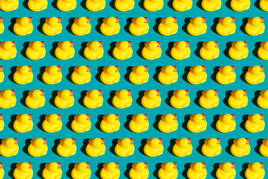 Pattern with yellow toy bath ducks.
