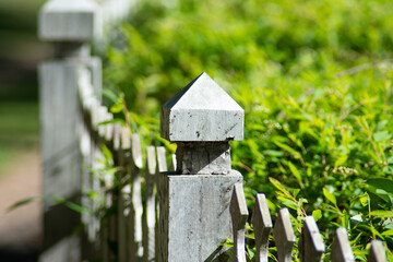 Naklejka premium white fence and grass in the garden 