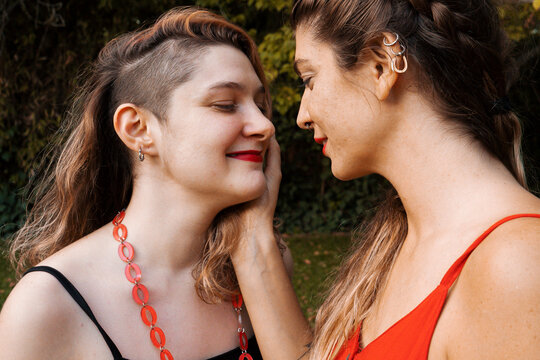Lesbian couple outdoors relaxing - Powered by Adobe