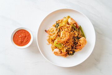 Stir-fried instant noodles sukiyaki with shrimps