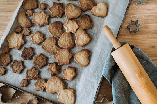Freshly baked cookies on a baking tray on a table.