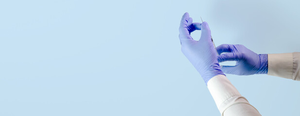 Manos de doctor con guantes quir&uacute;rgicos, medicinas y jeringas en diferentes acciones en  fondo celeste, concepto de medicina, vida y salud. Vacuna contra distintas enfermedades (covid-19, viruela del 