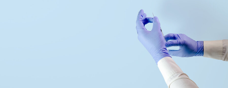 Manos de doctor con guantes quir&uacute;rgicos, medicinas y jeringas en diferentes acciones en  fondo celeste, concepto de medicina, vida y salud. Vacuna contra distintas enfermedades (covid-19, viruela del 