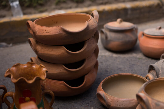 Ollas de barro en una feria de Peru. Concepto de tradiciones.