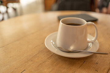 カフェテーブルの上に置かれたコーヒー
