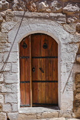 Fototapeta na wymiar old wooden door in the city of ancient Mardin, Turkey