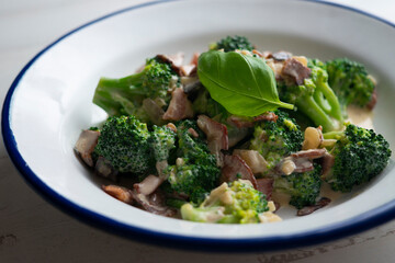 Broccoli carbonara with cream, onion and bacon.
