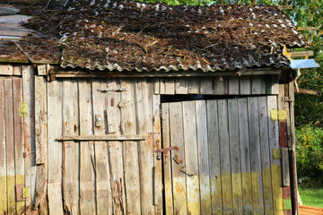 Naklejka premium Old wooden barn in the village