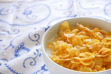 ミルクとコーンフレークの朝食