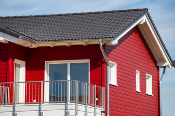 Neues rotes Holzhaus in skandinavischem Stil