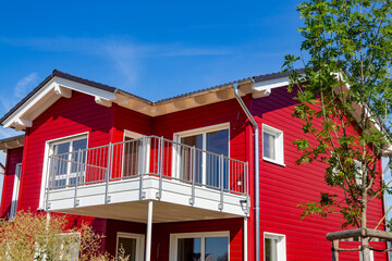Neues rotes Holzhaus in skandinavischem Stil