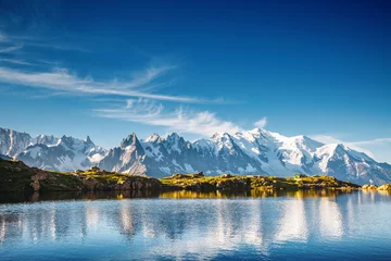 Foto op Plexiglas Mont Blanc Schitterende scène van hoog alpien meer Lac Blanc en Mont Blanc-gletsjer. Chamonix-toevlucht, Graian Alpen, Frankrijk, Europa.