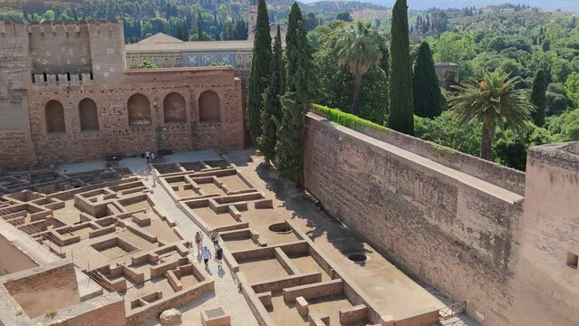 Ruinas en el interior de la antigua alcazaba de la Alhambra en la cuidad de Granada, Espa&ntilde;a