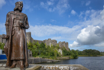 Fototapeta na wymiar Statue, Roger de montgomerie, William Marshal. Castle and river. Dyfed, County, Pembroke, Wales, UK, England, Great Brittain, , clouds,