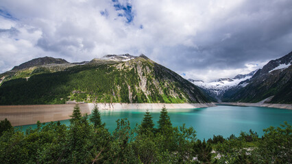 Schlegeis Stausee Tirol, Österreich im Sommer - unglaubliche Landschaft mit türkisblauem Wasser