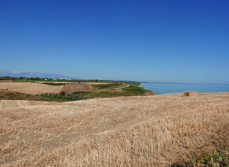 scenico panorama assolato iella riserva naturale di Punta Aderci in Abruzzo