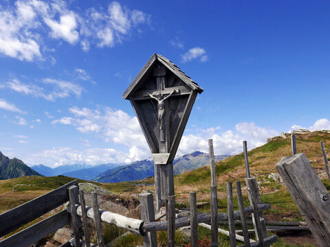 crocefisso di legno nelpanorama delle montagne estive