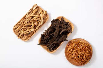ling Zhi mushroom and ginseng and ingredient of traditional medicine. Herbal ingredients in...