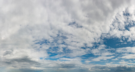 Obraz premium Fantastic clouds at sunrise