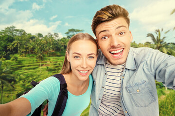 Obraz premium Traveling couple taking selfie against famous rice terraces near Tegallalang village, Ubud, Bali, Indonesia.