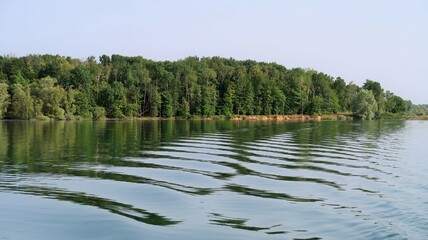 Paysage de nature et de forêt au bord du lac du Der Chantecoq, en Champagne Ardenne, dans la région Grand Est, avec des arbres se reflétant dans l’eau, en été (France)