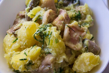 Potatoes with mushrooms, sour cream, onion and dill dish