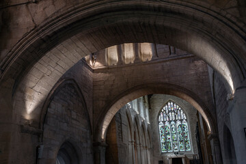 Burford, Cotswolds, Engeland,, Oxfordshire, UK, Great Brittain, st john the baptist, church, interior, arches, stained glass windows,