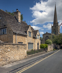 Fototapeta na wymiar Burford, Cotswolds, Engeland,, Oxfordshire, UK, Great Brittain, st john the baptist, church, street and houses.