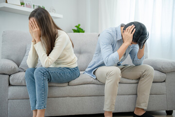 Obraz premium Divorce. Asian couples are desperate and disappointed after marriage. Husband and wife are sad, upset and frustrated after quarrels. distrust, love problems, betrayals. family problem, teenage love