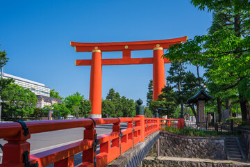 Fototapeta na wymiar 京都　平安神宮の大鳥居と慶流橋(けいりゅうばし).