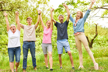 Erfolgreiches Team jubelt glücklich nach einem Sieg