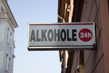 Cartel escrito en polaco de Alcohol 24 horas