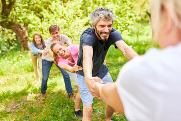 Fototapeta premium Junge Leute beim Kräftemessen auf dem Teamevent